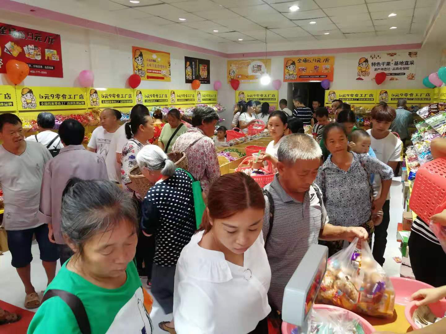 饞嘴郎6元9零食加盟店開業(yè)盛況，單日營業(yè)額破萬，圈粉無數(shù)！